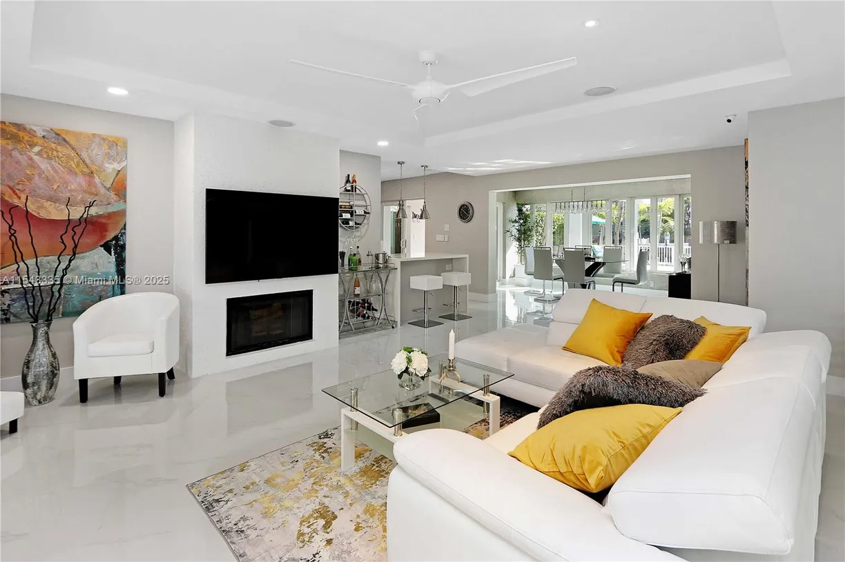 South Florida Real Estate | View 404 Coconut Isle Dr | Listing
