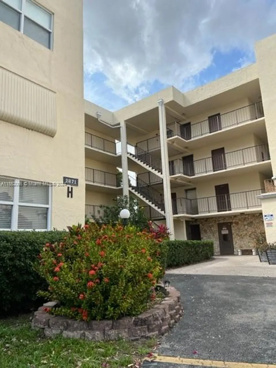 South Florida Real Estate | View 2871 Somerset Dr, 218 | 1 Bed, 1 Bath