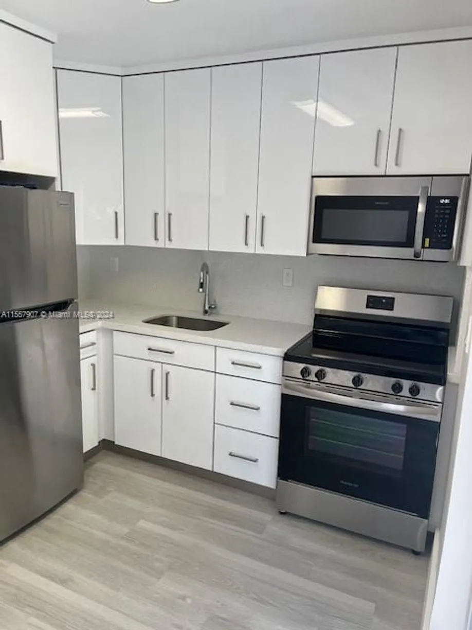 South Florida Real Estate | View 1327 3rd St, 6 | 2 Beds, 1 Bath