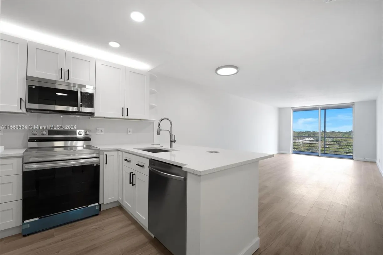 South Florida Real Estate | View 1830 Dixieanna St, 604 | 1 Bed, 1 Bath