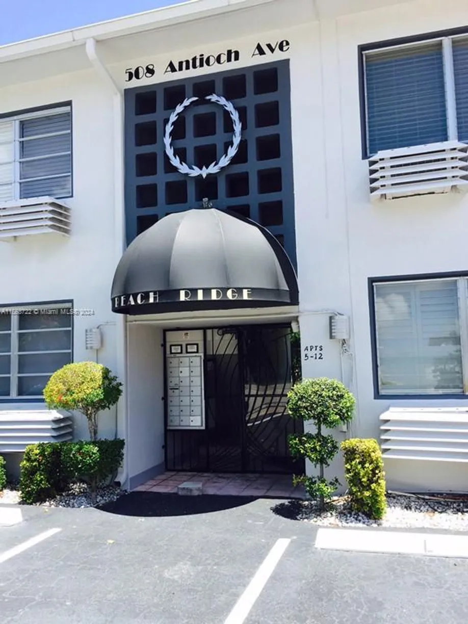 South Florida Real Estate | View 508 E Antioch Ave, 7 | 1 Bed, 1 Bath
