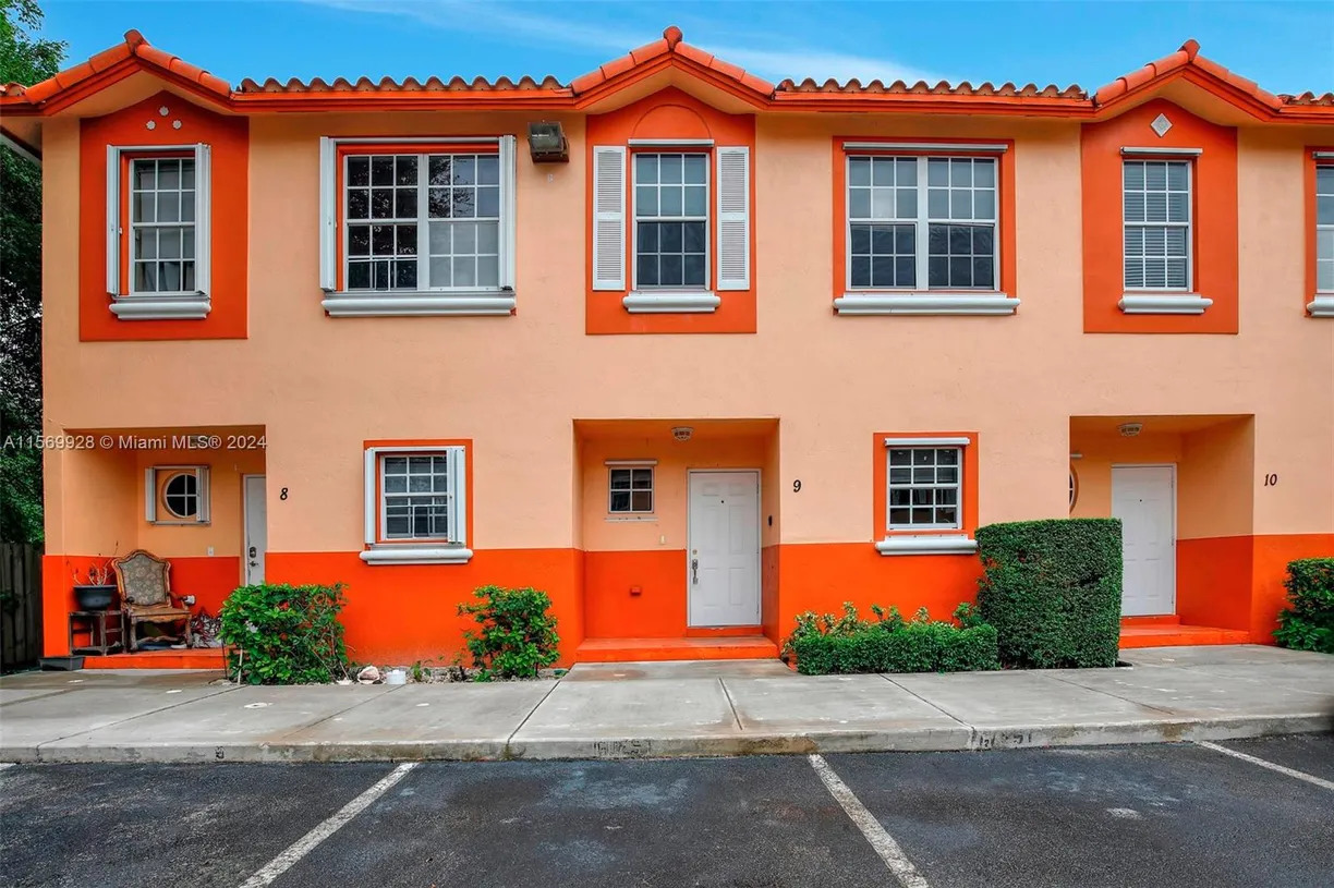 South Florida Real Estate | View 2314 Johnson St, 9B | 3 Beds, 2 Baths