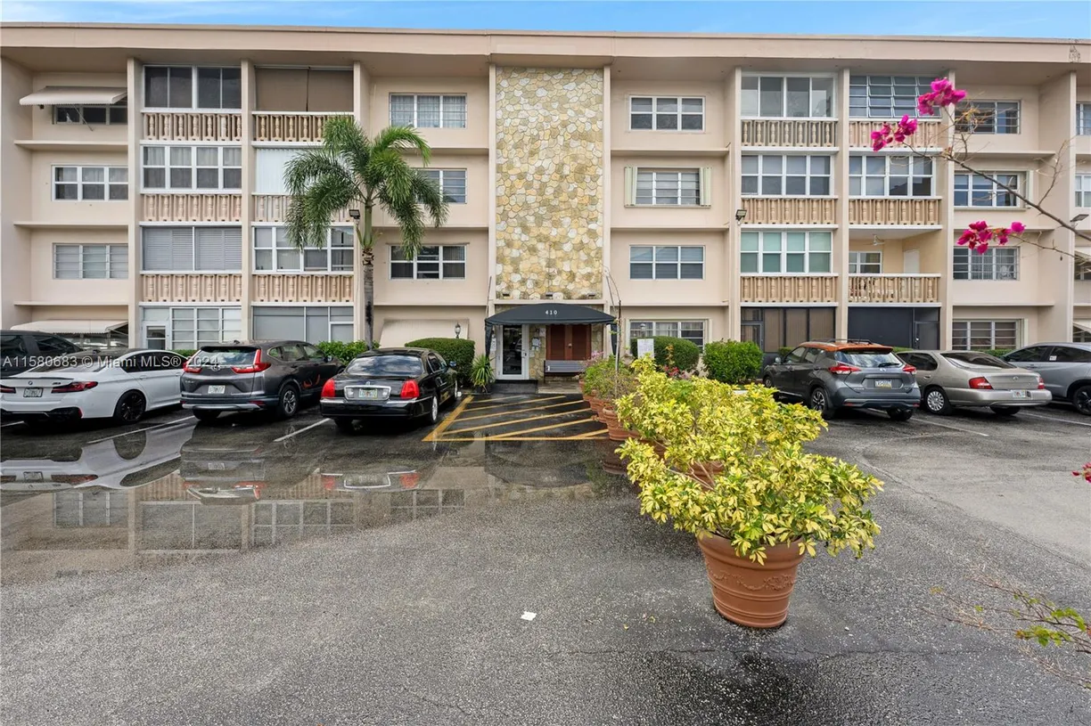 South Florida Real Estate | View 410 SE 2nd St, 204 | 2 Beds, 1 Bath