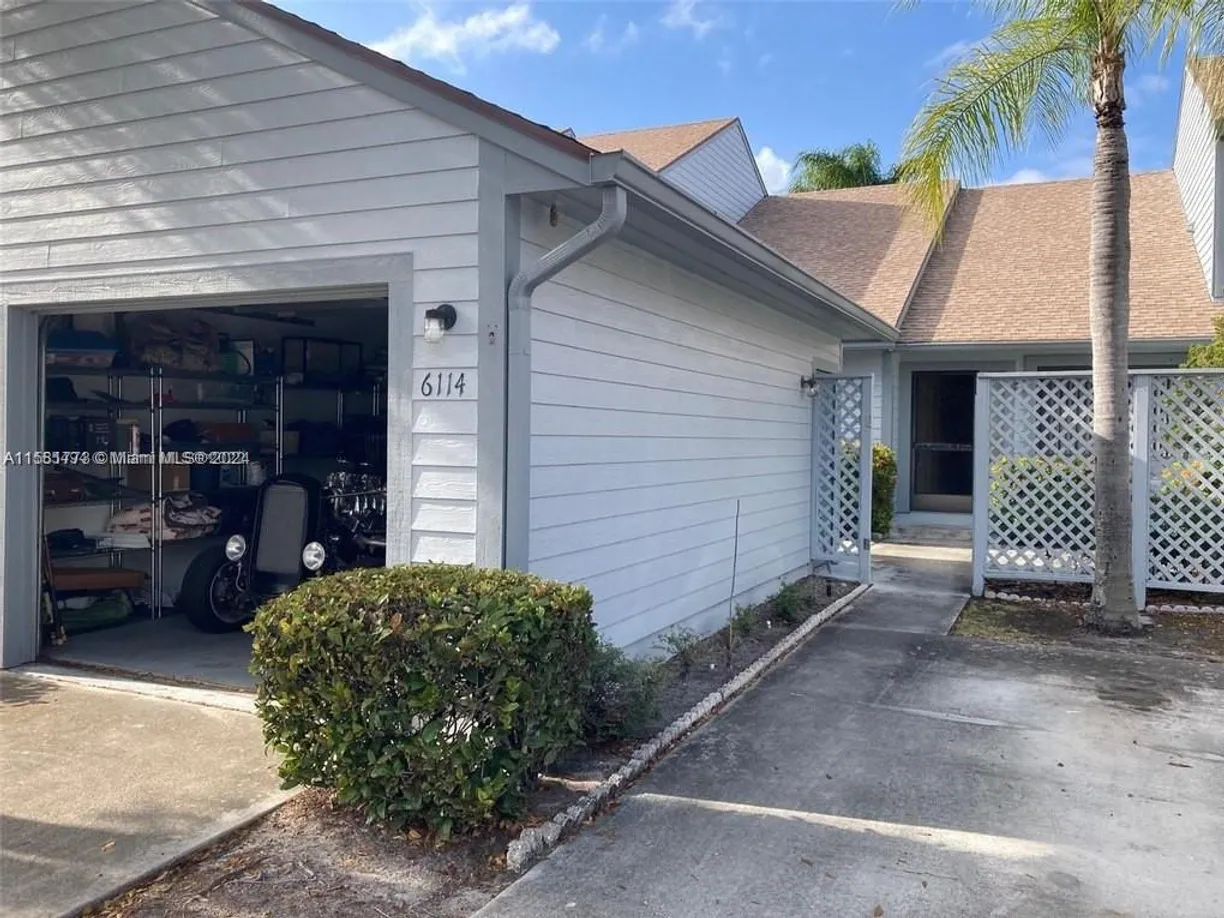 South Florida Real Estate | View 6114 SE Georgetown Pl | 2 Beds, 2 Baths