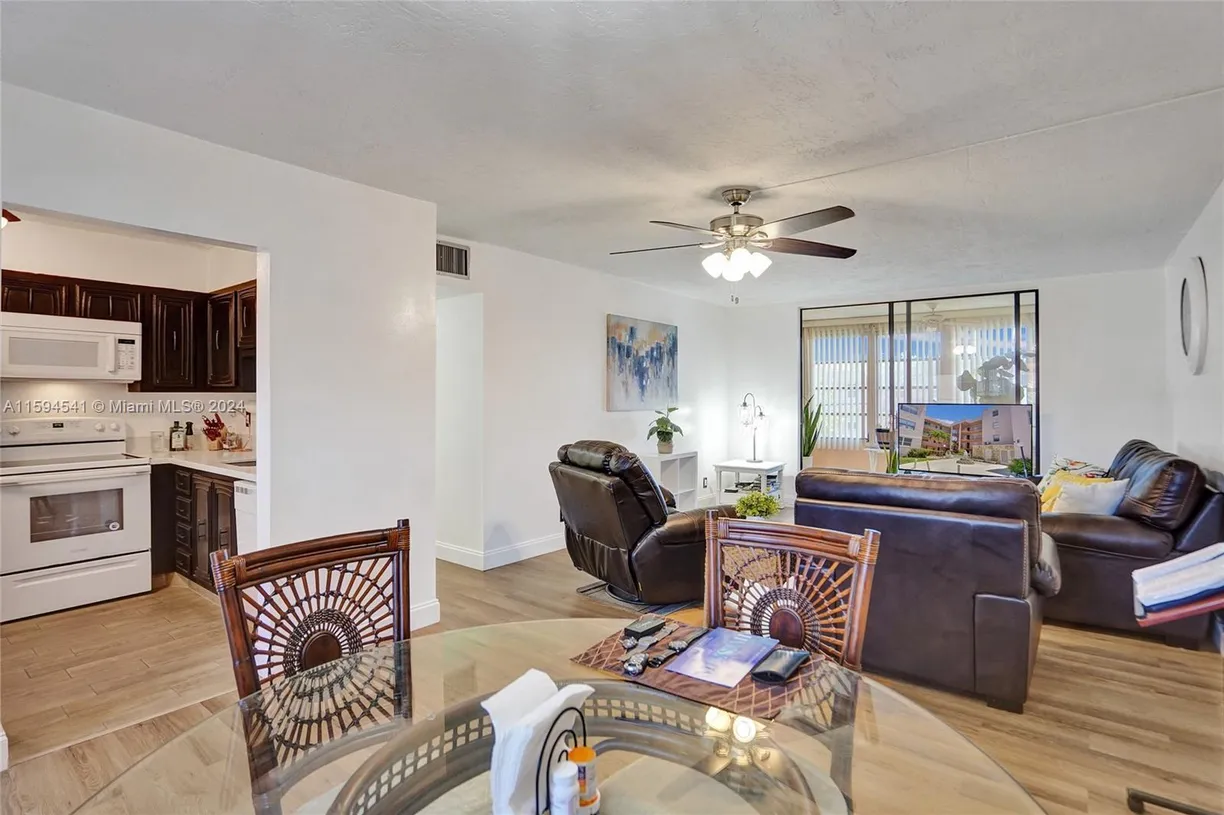 South Florida Real Estate | View 2851 Somerset Dr, 405 | 1 Bed, 1 Bath