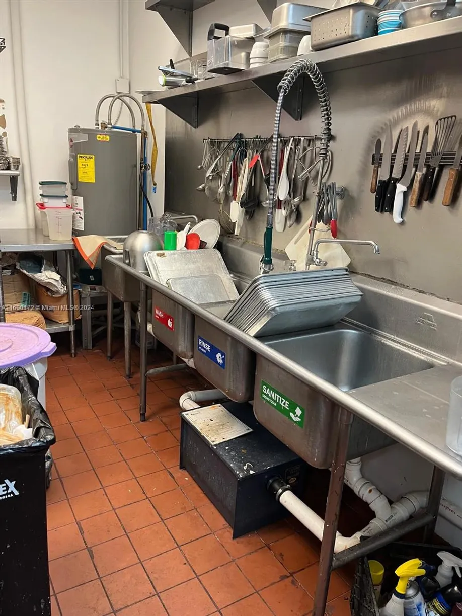 South Florida Real Estate | View Turnkey Restaurant For Sale in Oakland Park | Listing