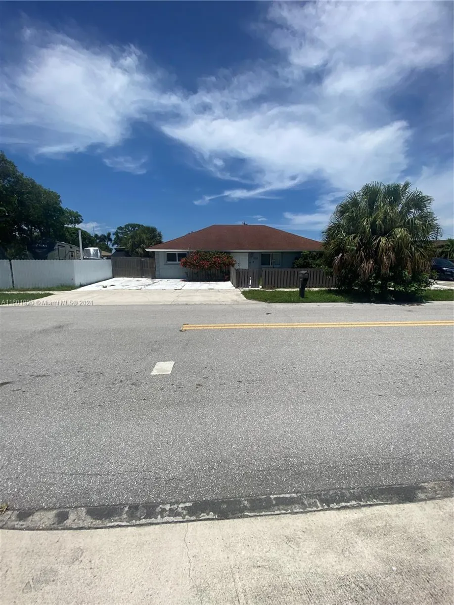South Florida Real Estate | View 1926 Ramsey Dr | 5 Beds, 2 Baths