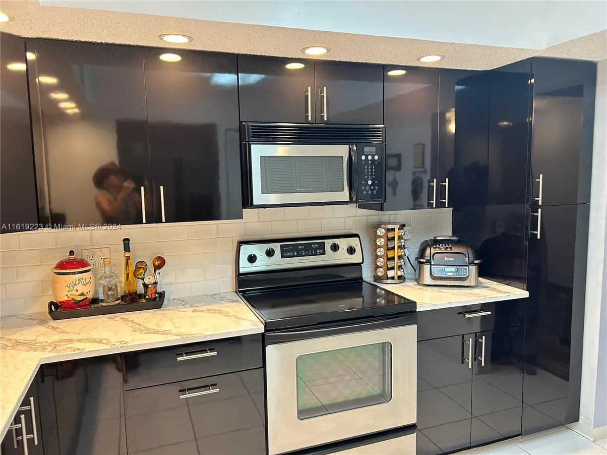 South Florida Real Estate | View 2802 N 46th Ave, B519 | 2 Beds, 2 Baths