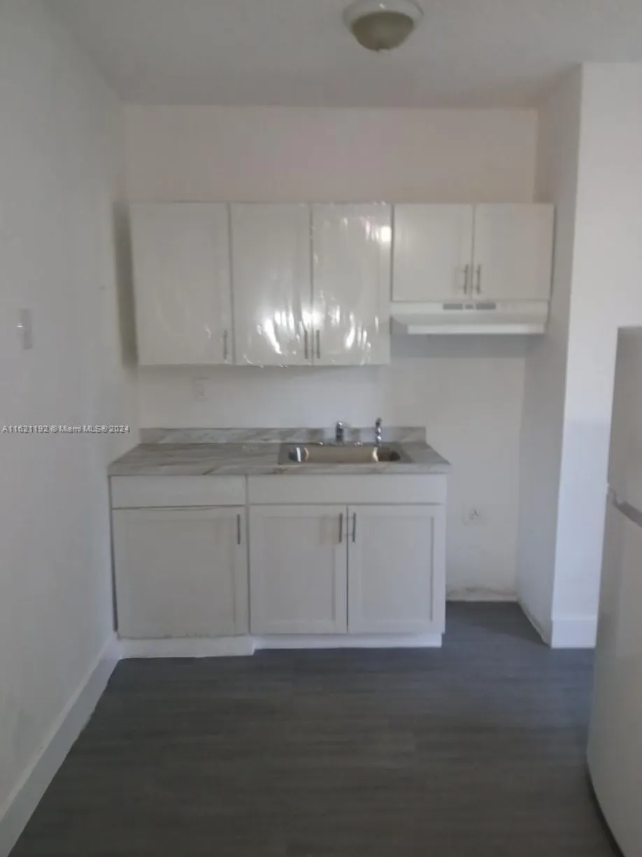 South Florida Real Estate | View 1003 SW 15th Ave, 9 | 1 Bed, 1 Bath