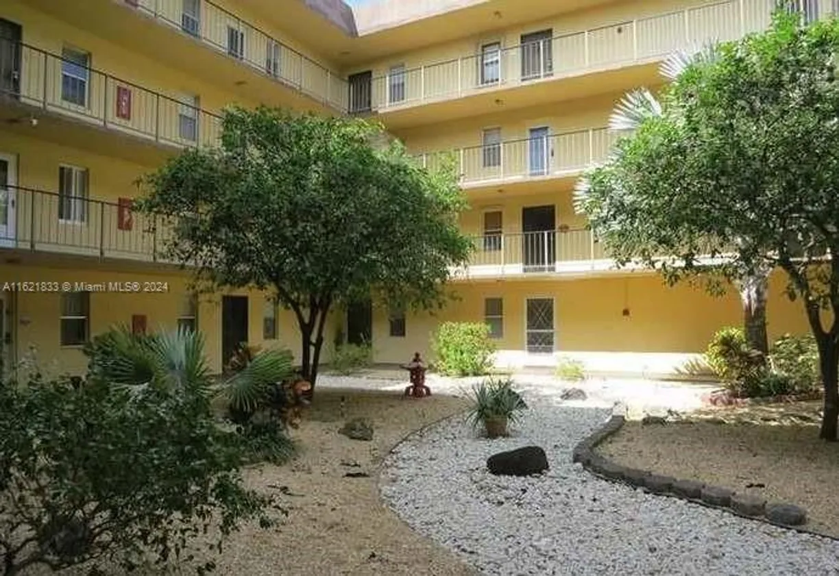 South Florida Real Estate | View 2831 Somerset Dr, 206 | 1 Bed, 1 Bath