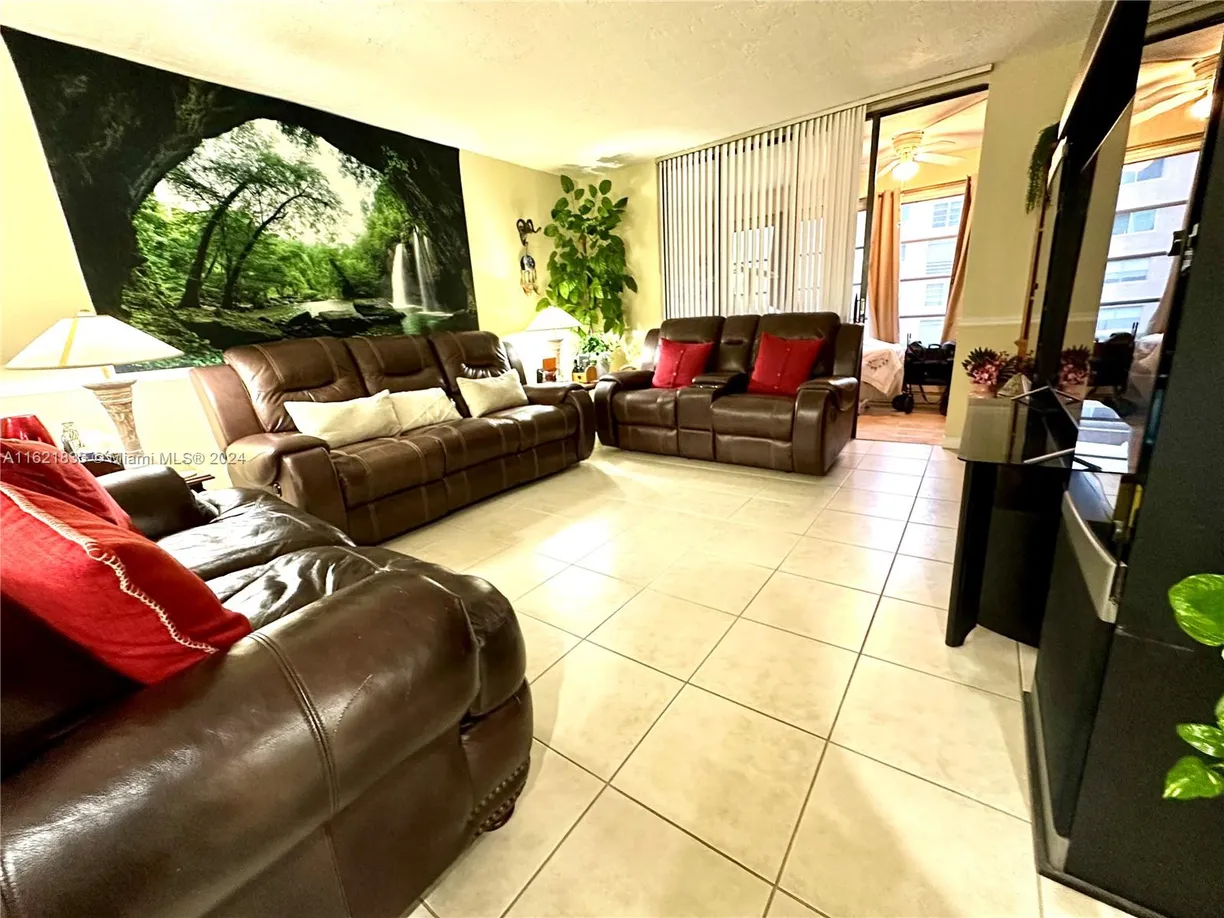 South Florida Real Estate | View 2831 Somerset Dr, 206 | Listing