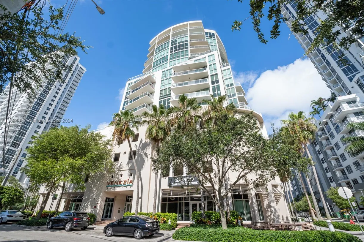 South Florida Real Estate | View 111 SE 8th Ave, 905 | 2 Beds, 2 Baths