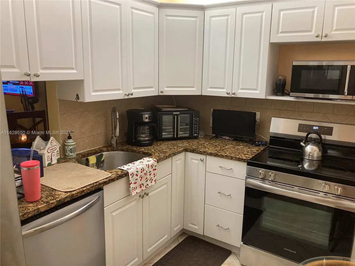 South Florida Real Estate | View 200 NE 14th Ave, 222 | 1 Bed, 1 Bath