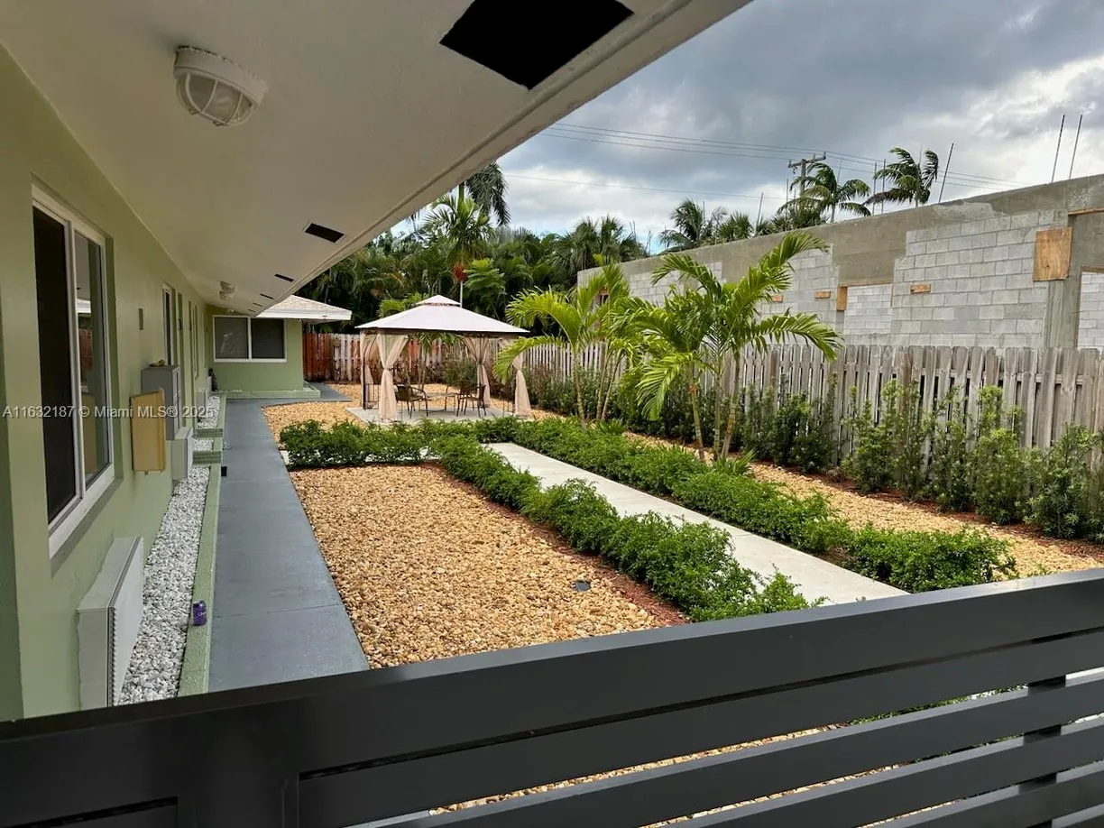 South Florida Real Estate | View 1324 NE 16th Ave, 1 | 1 Bed, 1 Bath