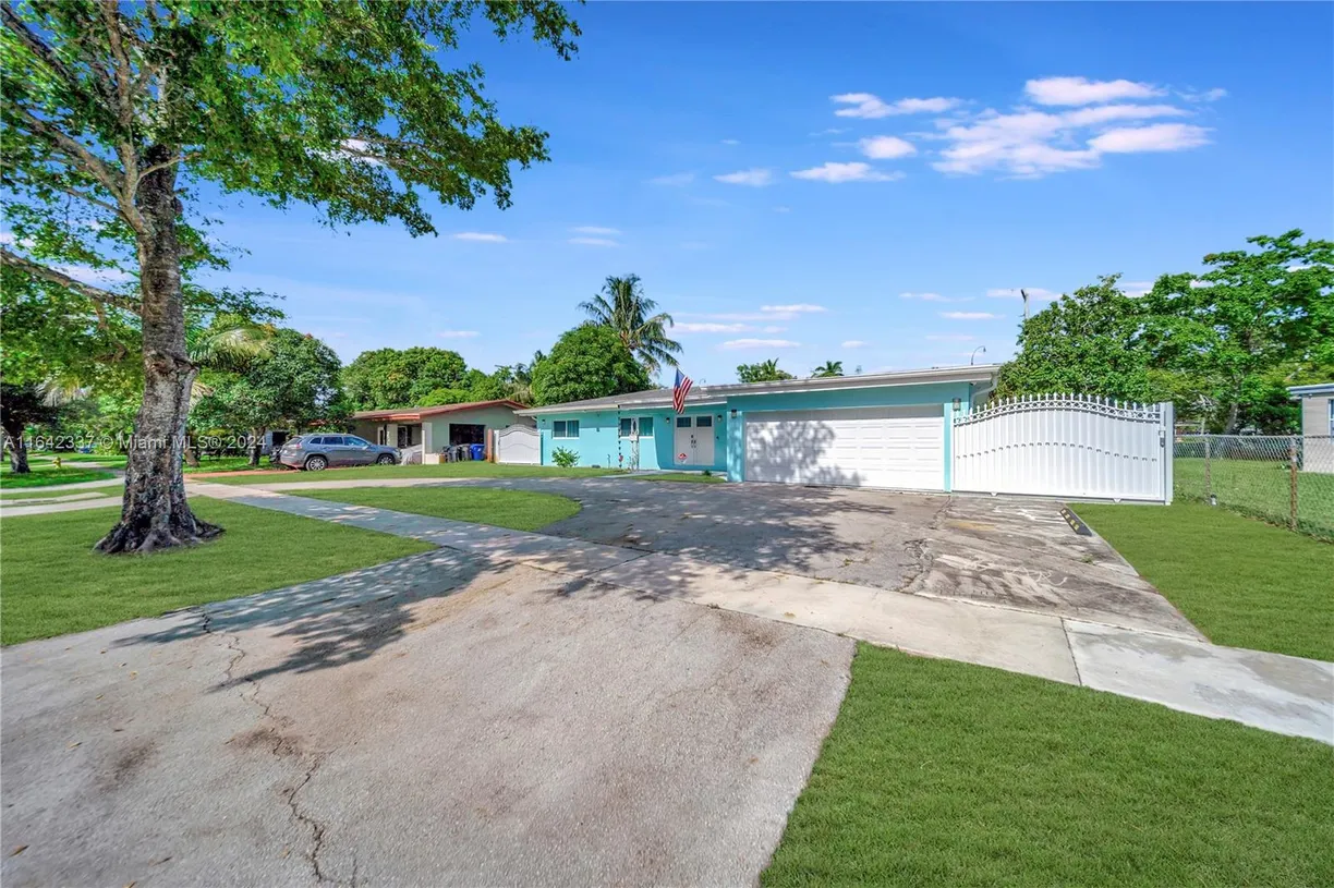 South Florida Real Estate | View 811 SW 39th Ave | Listing