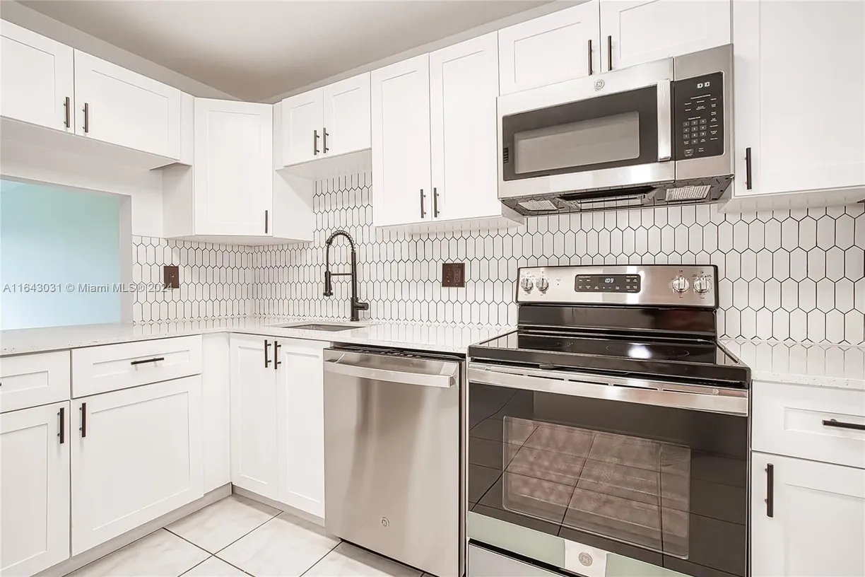 South Florida Real Estate | View 8411 Lagos De Campo Blvd, 306U | 1 Bed, 1 Bath