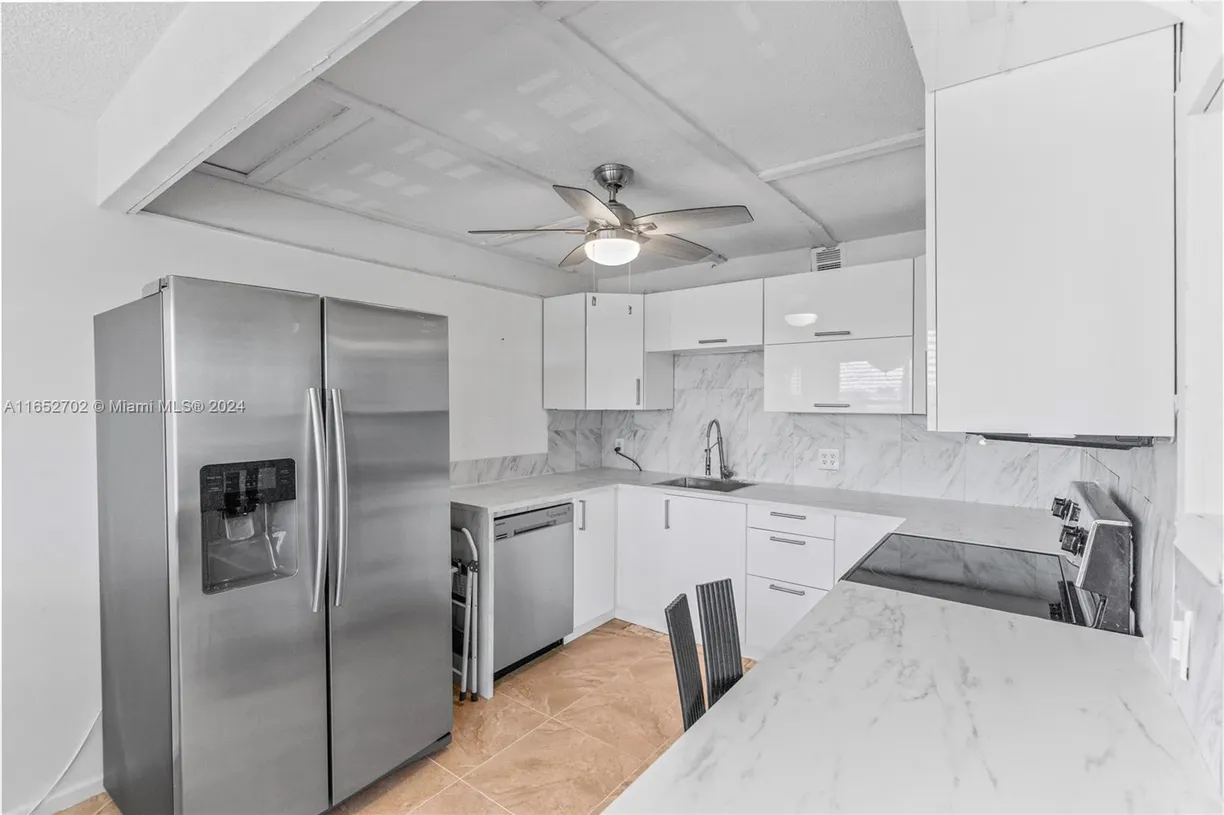 South Florida Real Estate | View 3024 Farnham O, 3024 | 2 Beds, 2 Baths