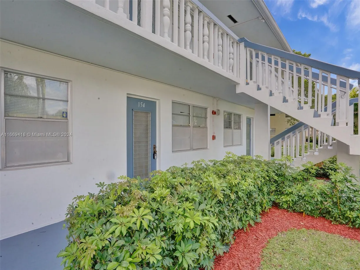 South Florida Real Estate | View 154 Markham H, 154 | 2 Beds, 1 Bath