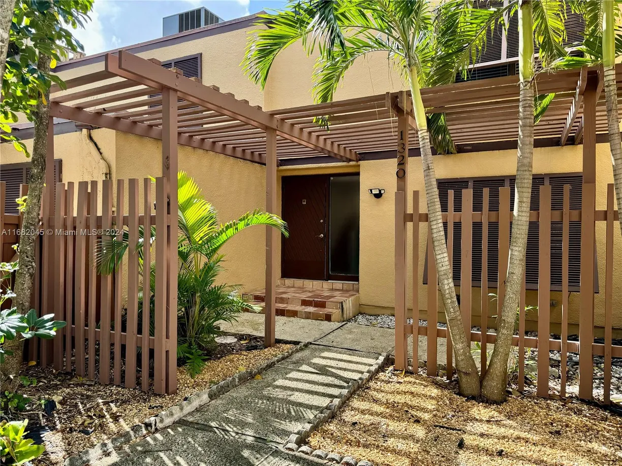 South Florida Real Estate | View 1320 W Golfview Dr, 1320 | 3 Beds, 2 Baths