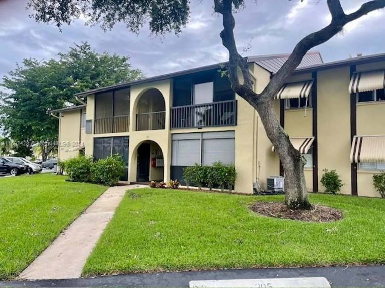 South Florida Real Estate | View 305 Pine Ridge Cir, A-2 | 2 Beds, 1 Bath