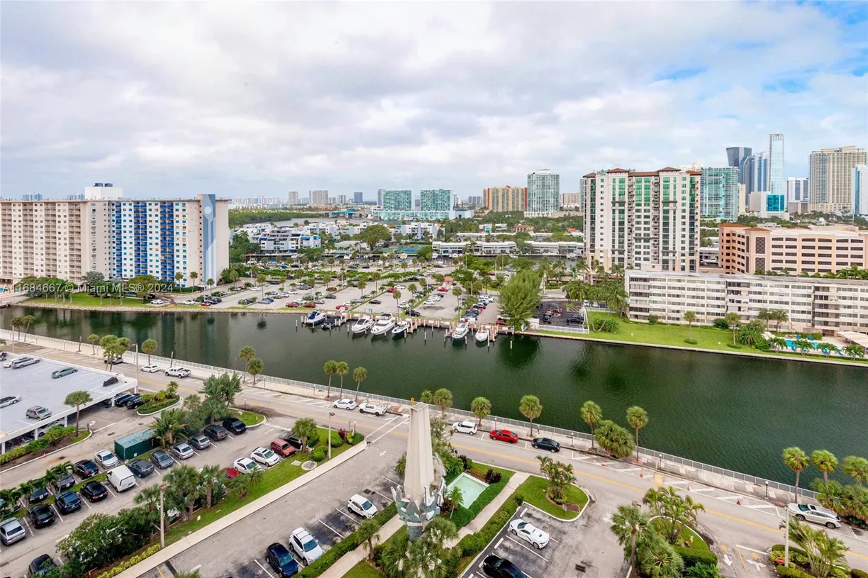 South Florida Real Estate | View 300 Bayview Dr, 1609 | 1 Bed, 1 Bath