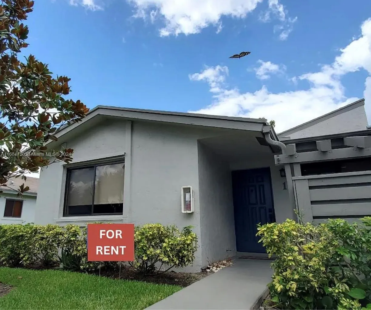 South Florida Real Estate | View 445 Lakeview Dr, 1 | 3 Beds, 2 Baths