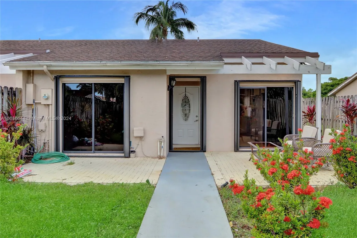 South Florida Real Estate | View 5045 E Lakes Dr | 2 Beds, 2 Baths