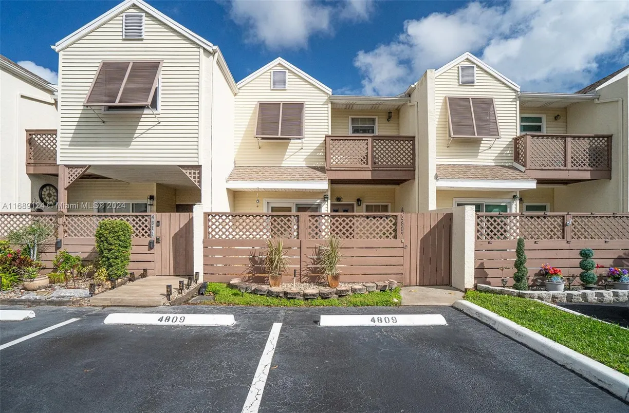 South Florida Real Estate | View 4809 S Hemingway Cir, 81 | 2 Beds, 2 Baths