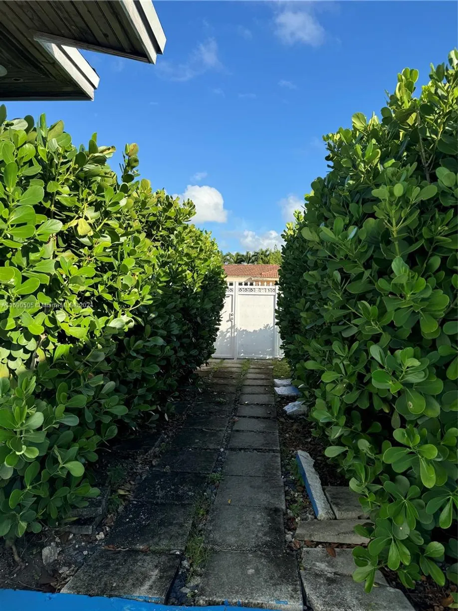 South Florida Real Estate | View 4365 SW 83rd Ave, 1 | 1 Bed, 1 Bath