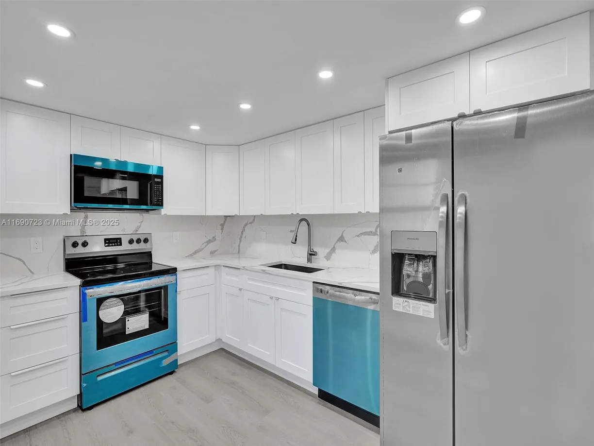 South Florida Real Estate | View 3700 Oaks Clubhouse Dr, 203 | 3 Beds, 2 Baths