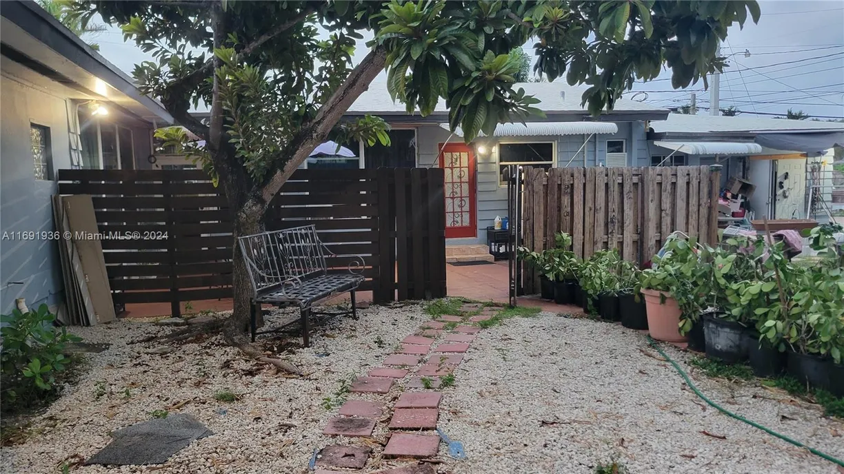 South Florida Real Estate | View 4201 SW 60th Pl, 1 | 1 Bed, 1 Bath