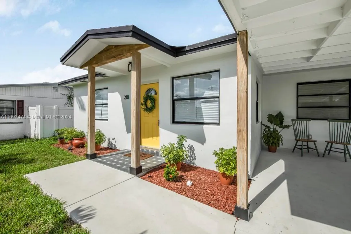 South Florida Real Estate | View 218 SW 10th Ave | 3 Beds, 2 Baths