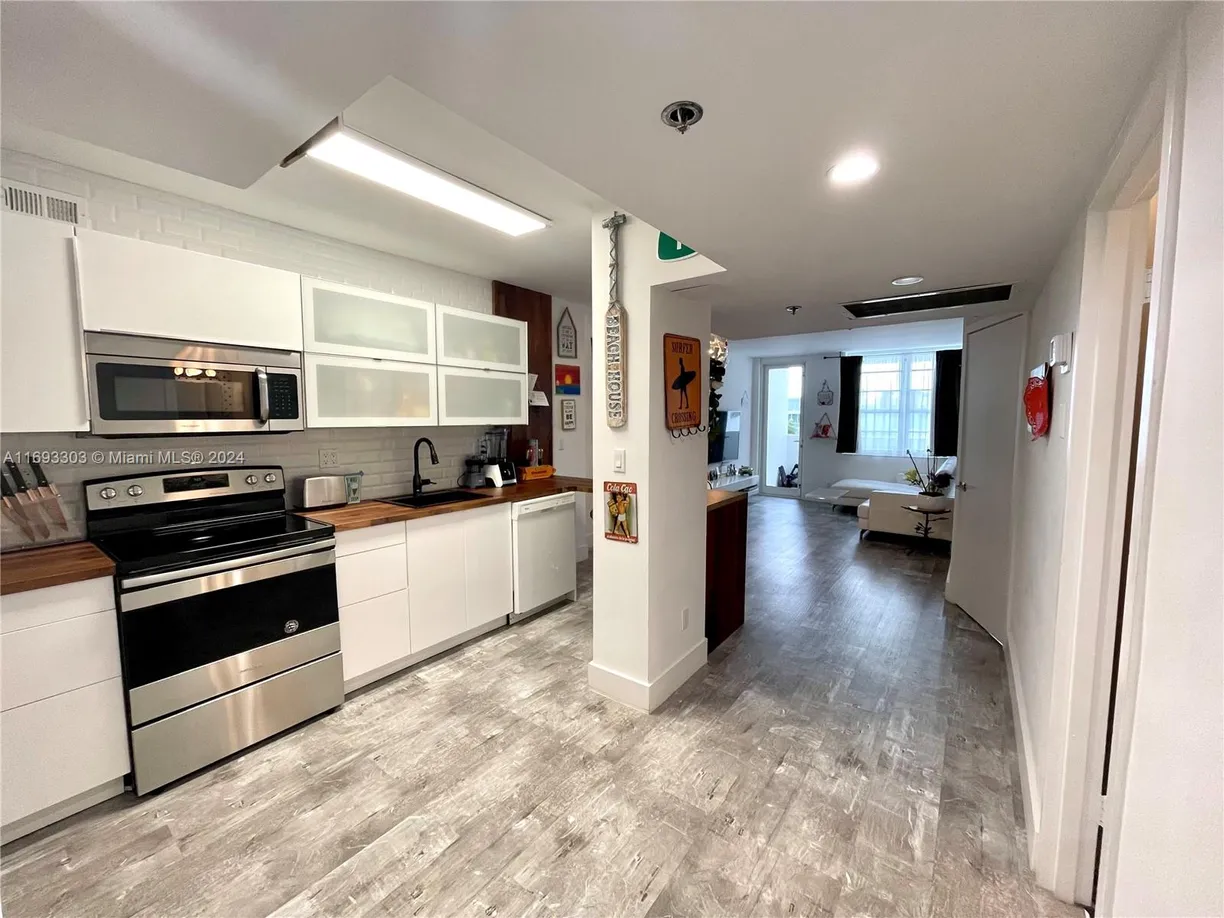 South Florida Real Estate | View 100 Lincoln Rd, 518 | Listing