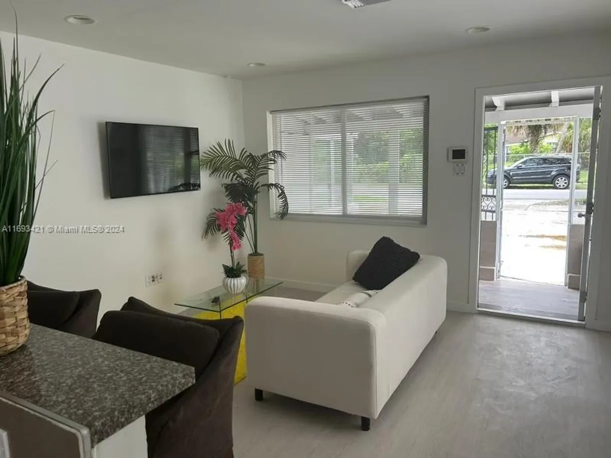 South Florida Real Estate | View 1947 Garfield St, 1 | 2 Beds, 1 Bath