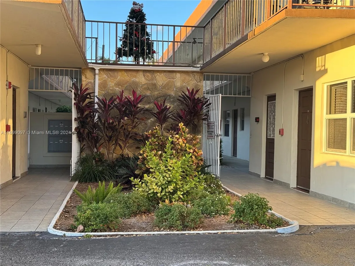 South Florida Real Estate | View 415 NE 2nd St, 122 | 1 Bed, 1 Bath