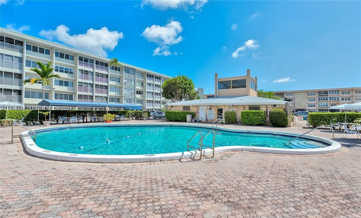 South Florida Real Estate | View 410 SE 2nd St, 206 | 1 Bed, 1 Bath