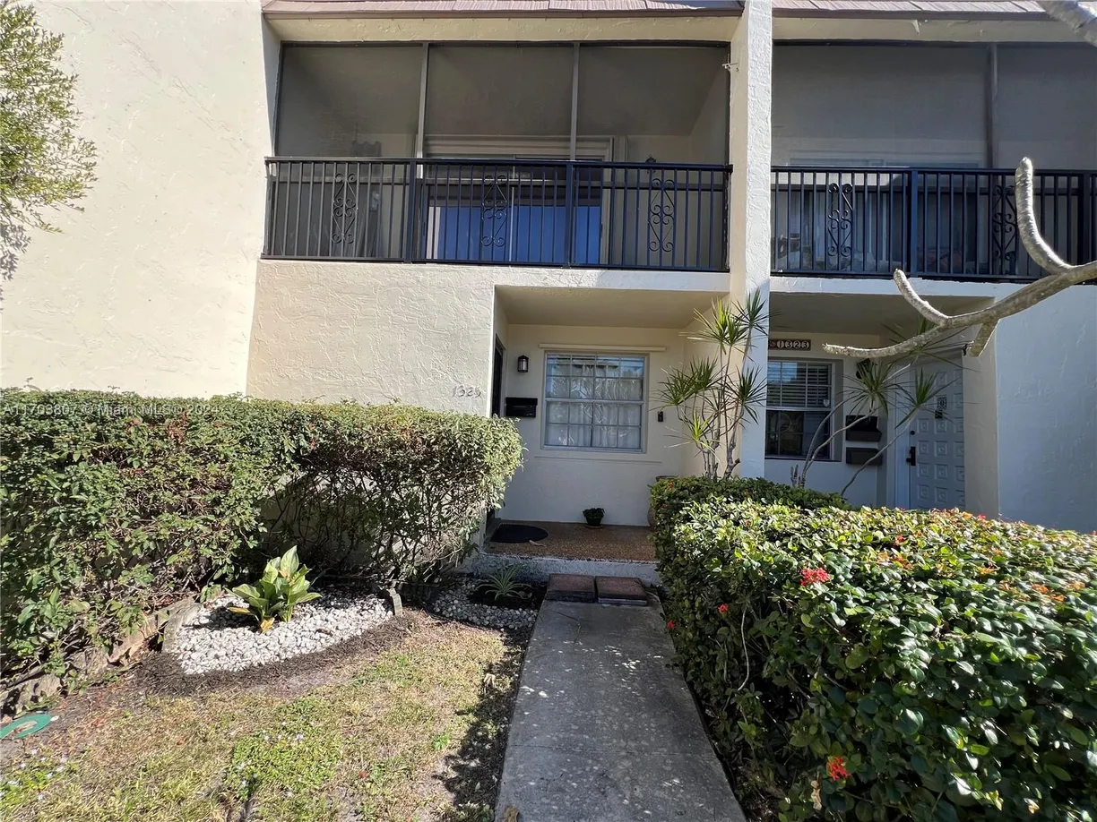 South Florida Real Estate | View 1325 N 15th Ave, 23 | 2 Beds, 2 Baths