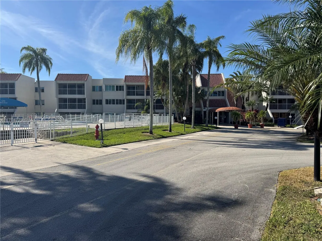 South Florida Real Estate | View 120 Lakeview Dr, 305 | 2 Beds, 2 Baths