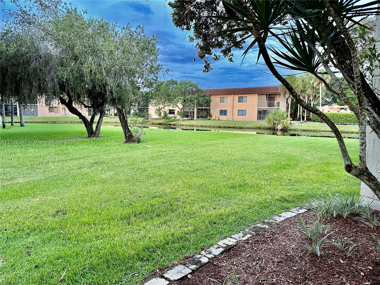 South Florida Real Estate | View 210 Lakeview Dr, 104 Bldg 7 | Listing