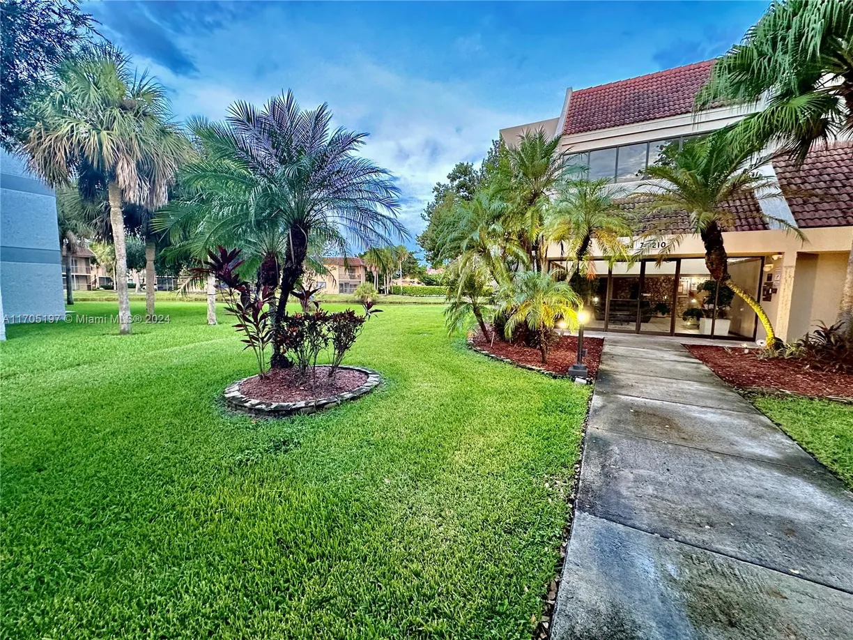 South Florida Real Estate | View 210 Lakeview Dr, 104 Bldg 7 | Listing