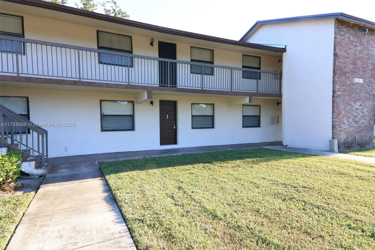 South Florida Real Estate | View 6040 N Shakerwood Cir, 106 | 2 Beds, 2 Baths