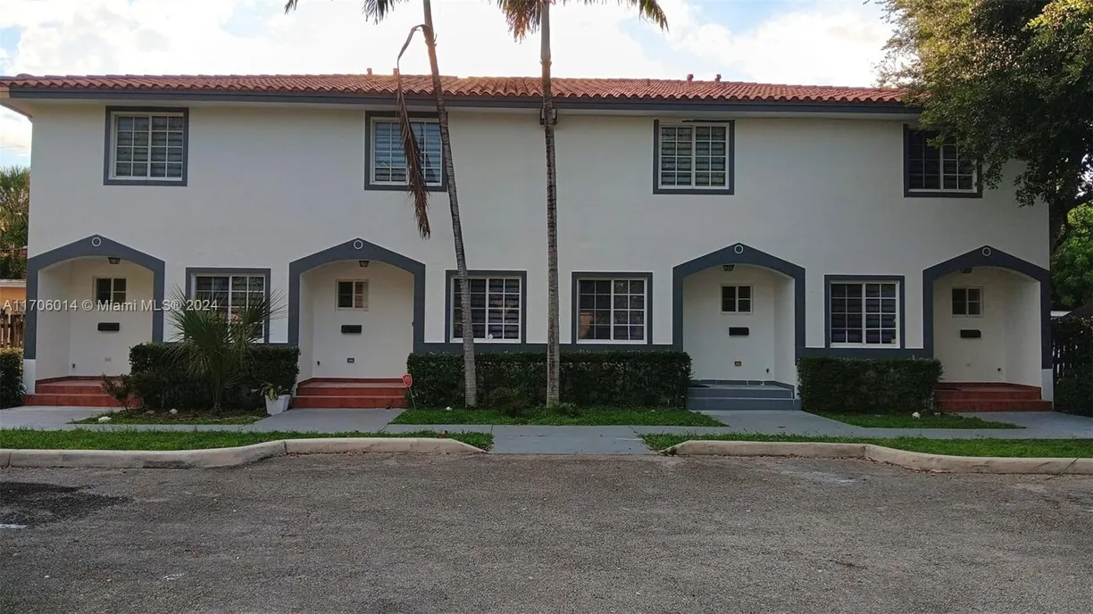 South Florida Real Estate | View 972 N 18th Ct, 972 | 2 Beds, 2 Baths