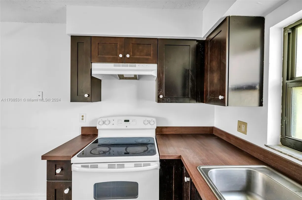 South Florida Real Estate | View 1451 NW 19th St, 2 | 1 Bed, 1 Bath