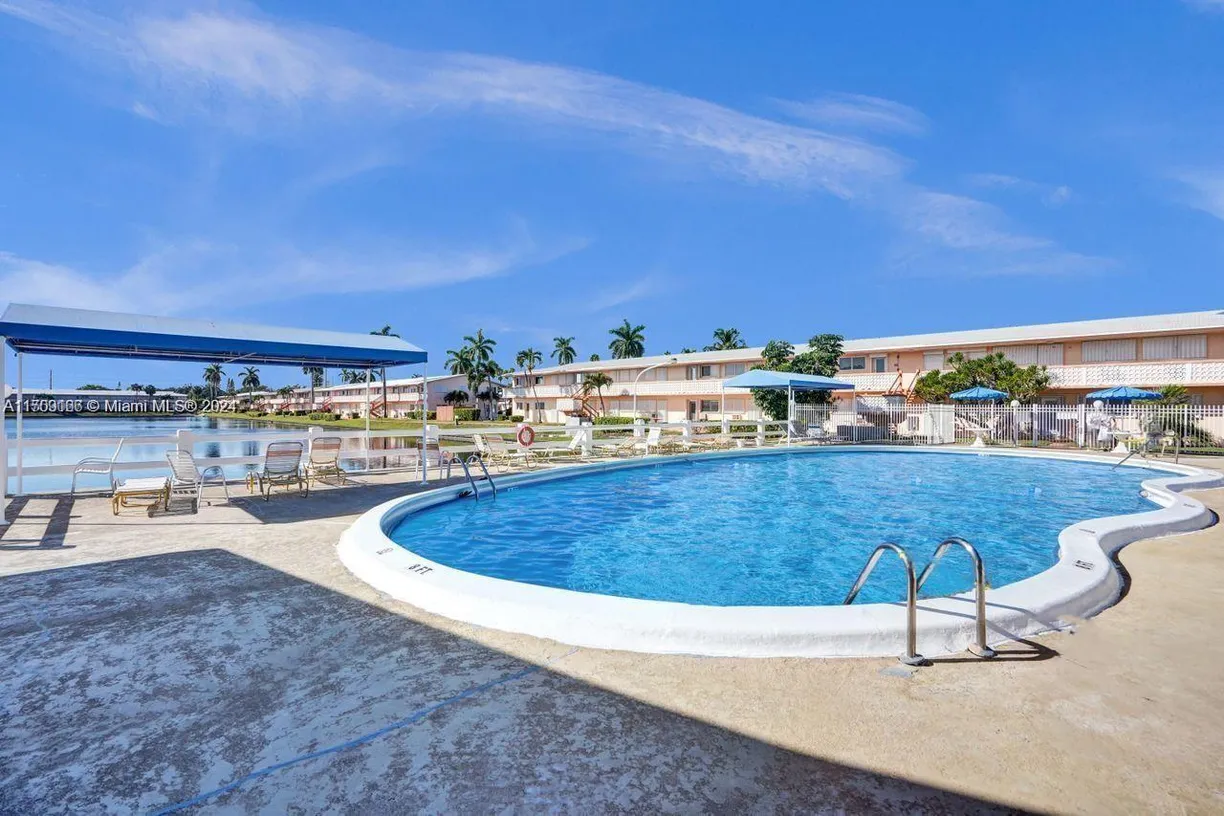 South Florida Real Estate | View 815 SW 10th Ter, 17V | 1 Bed, 1 Bath