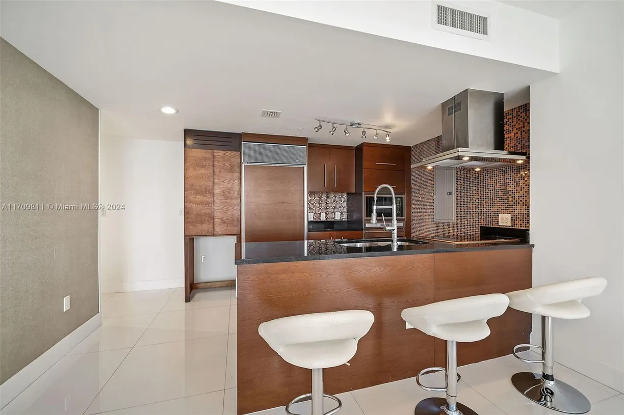 South Florida Real Estate | View 495 Brickell Ave, 402 | Listing