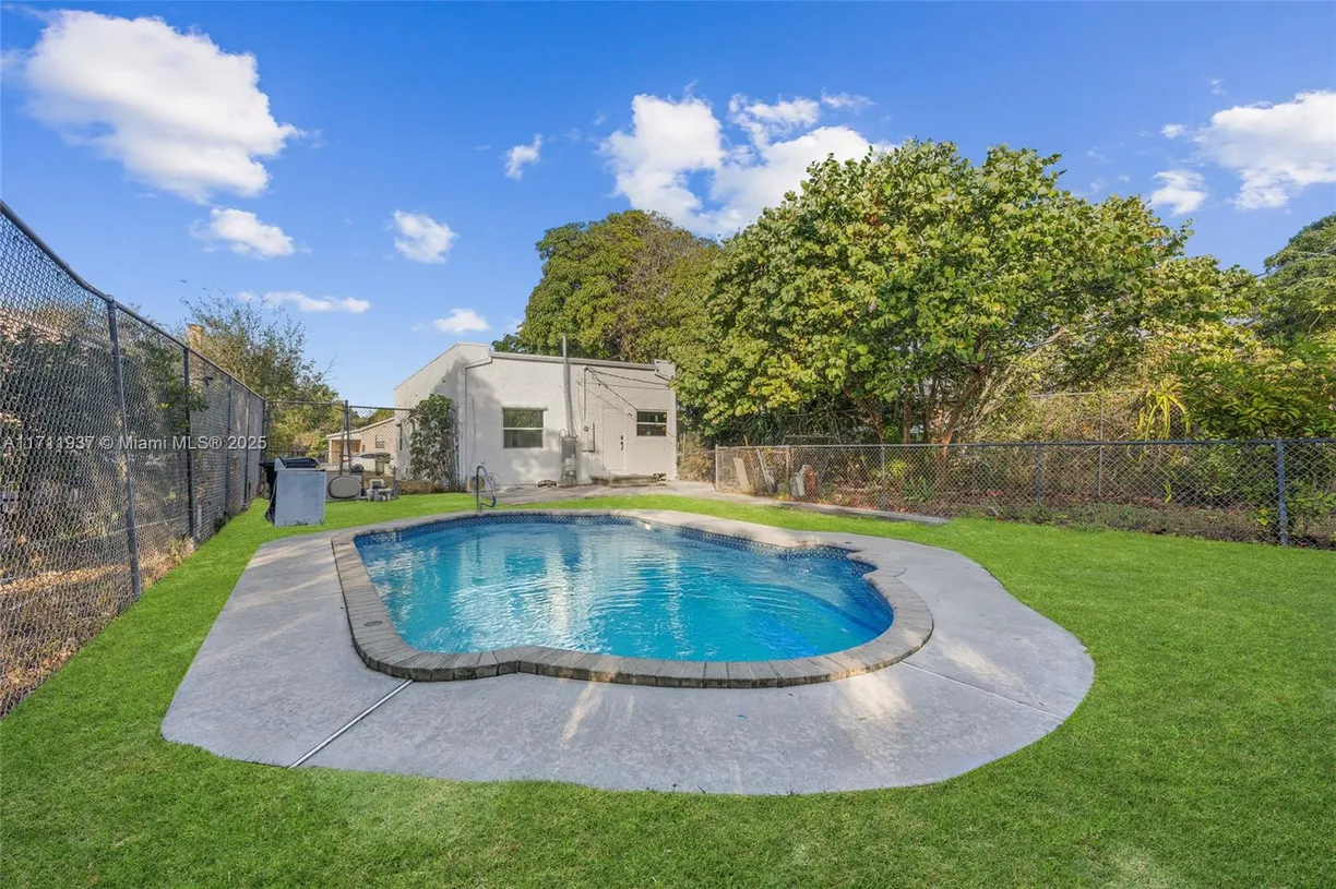 South Florida Real Estate | View 832 N C St | Listing