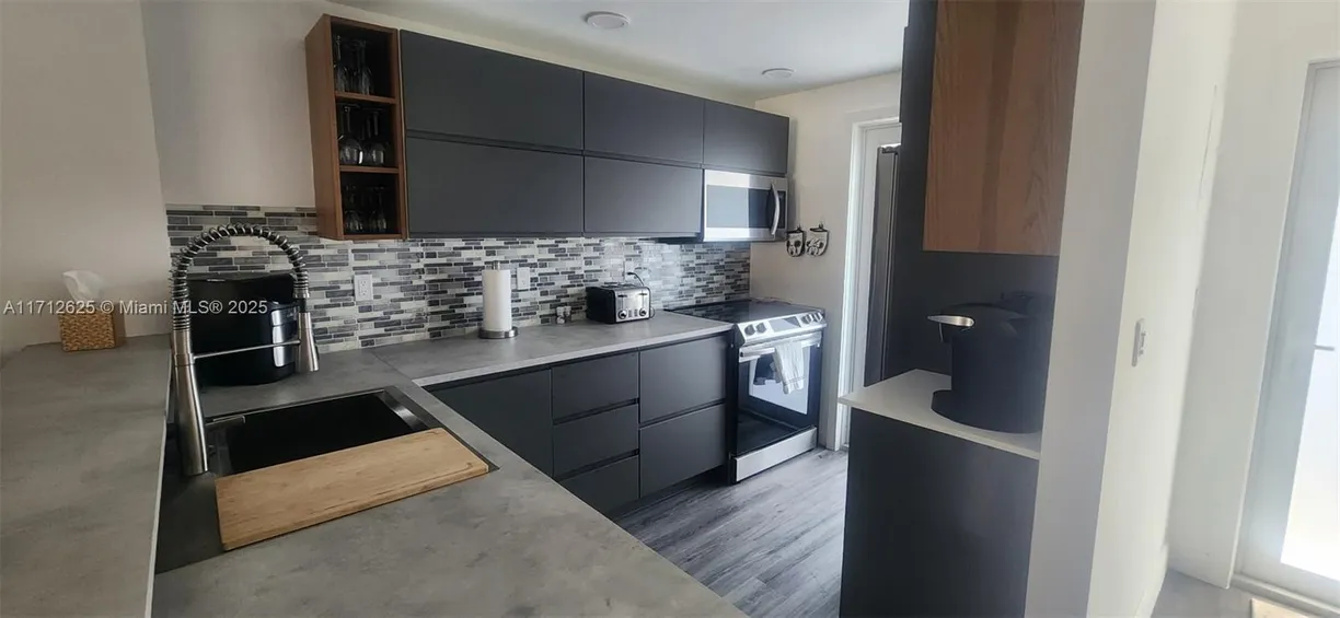South Florida Real Estate | View 400 SE 10th St, 204 | 2 Beds, 2 Baths