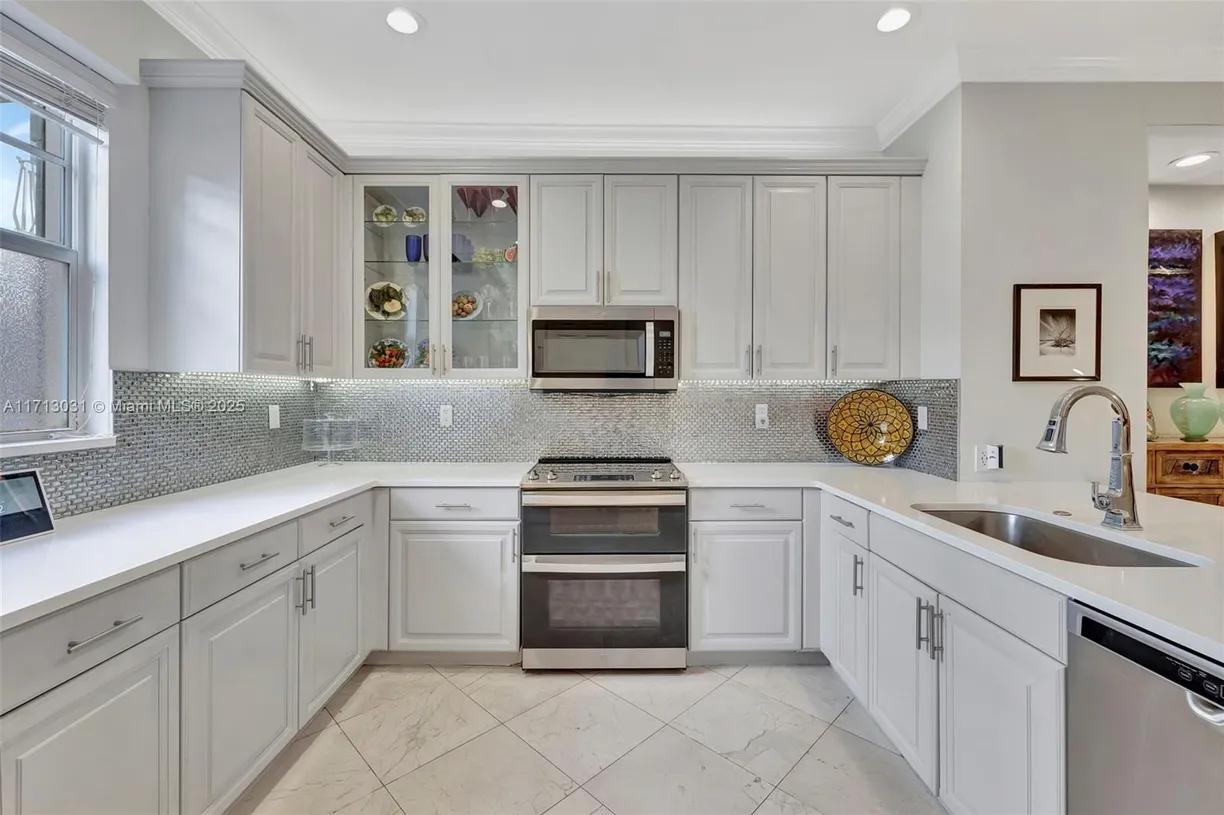 South Florida Real Estate | View 1033 NE 17th Way, 704 | 3 Beds, 3 Baths