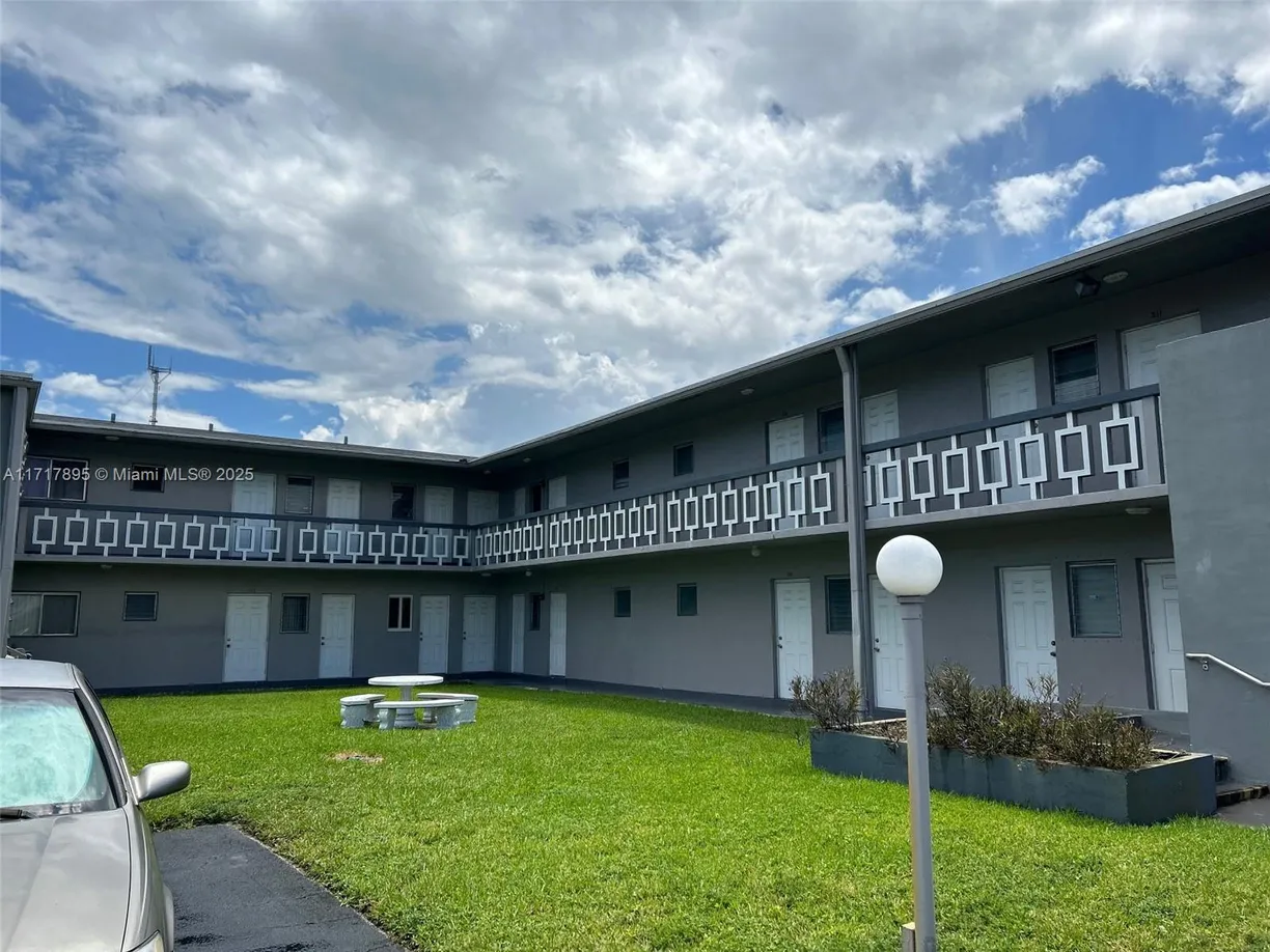 South Florida Real Estate | View 6720 Arbor Dr, 109 | 1 Bed, 1 Bath