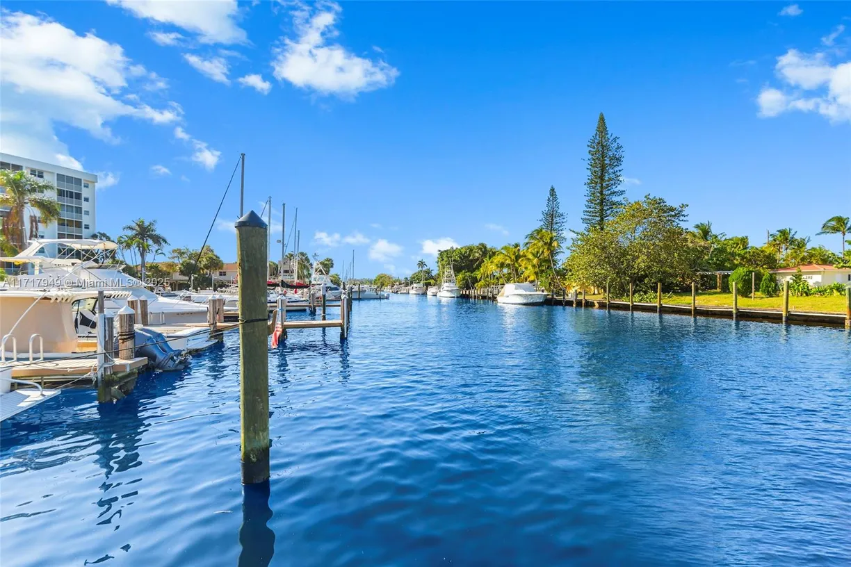 South Florida Real Estate | View 2731 NE 14th St Cswy, 432 | 2 Beds, 2 Baths